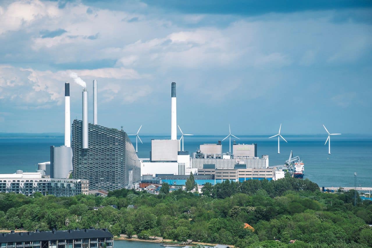 Coastal waste-to-energy plant with offshore wind turbines